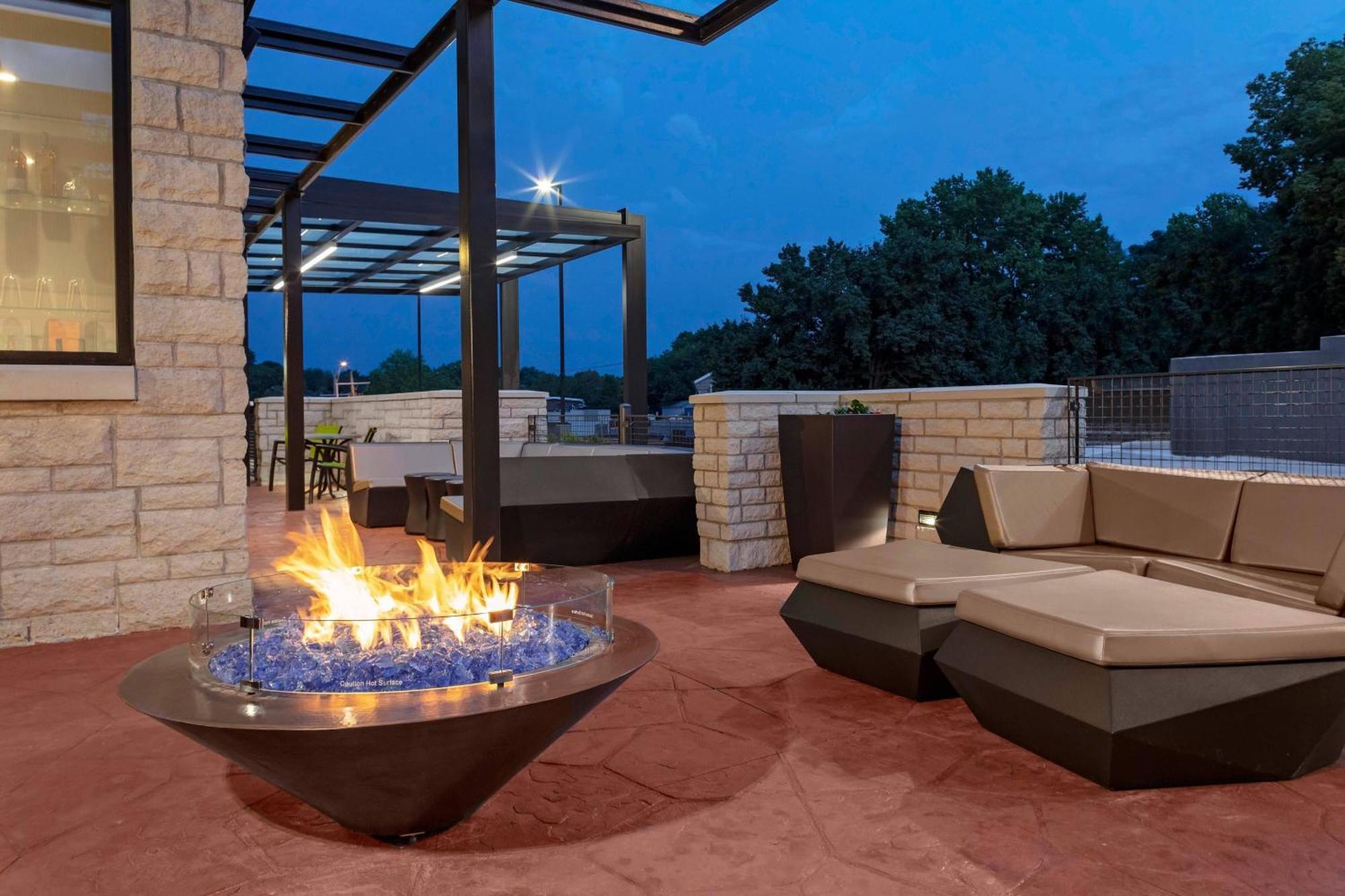 Springhill Suites By Marriott Kansas City Plaza Экстерьер фото